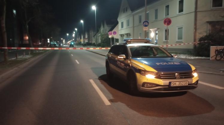 Dramatischer Großeinsatz an der Ecke Roonstraße/Hansaring: Über Stunden blieb am Sonntagabend die Straße gesperrt. Polizei und Rettungsdienst waren vor Ort.
