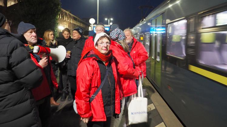 Gisela Hüllmann vorm Hüllmann-Express in Doppeltraktion