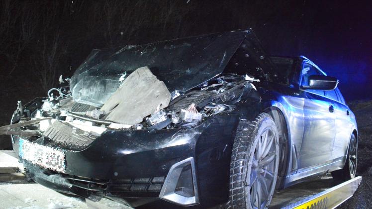 Der stark beschädigte BMW des Unfallfahrers nach dem Zusammenstoß auf der A24 zwischen Grande und Talkau