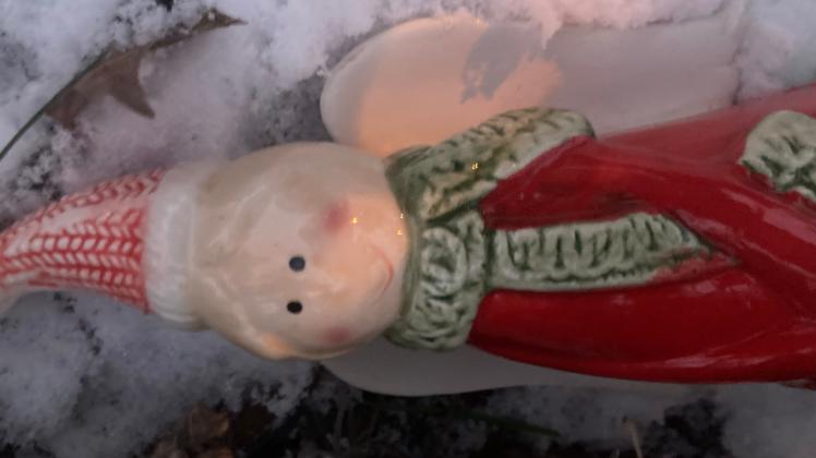 Dieser kleine Weihnachtsmann aus Keramik ist in aufwändiger Handarbeit hergestellt und wahrscheinlich wegen des abgebrochenen Gewandes auf der Straße ausgesetzt worden. 