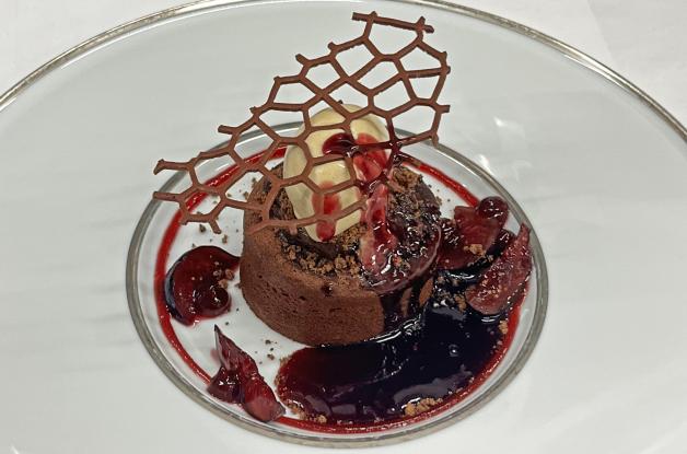 Köstlich: warmer Schokokuchen, innen noch flüssig, trifft auf kaltes Vanilleeis und leckere Feigensoße Köstlich: warmer Schokokuchen, innen noch flüssig, trifft auf kaltes Vanilleeis und leckere Feigensoße