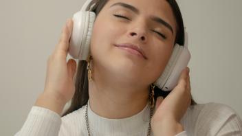 Große Kopfhörer, laute Musik: Viele junge Menschen leiden in Zukunft wohl unter Gehörschäden. 
