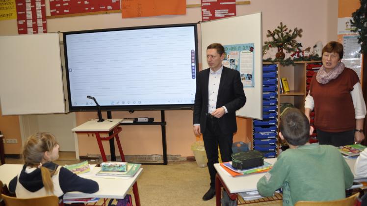 Bürgermeister Axel Schmidt im Gespräch mit Rolandschülern über den Einsatz der neuen digitalen Tafeln. Schulleiterin Heike Rudolph hört aufmerksam zu.