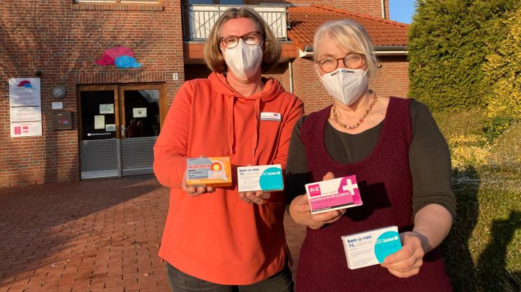 Birthe Rossius (links) und Kirsten Göddertz versuchen ihre kleinen Patienten übergangsweise mit den nötigsten Fiebermedikamenten zu versorgen.