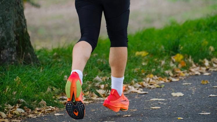 Düsseldorf 06.11.2022 Jogger Jogging joggen Läufer laufen Auszeit Freizeit Entspannung Sport Gesundheit Laufschuhe Lauf