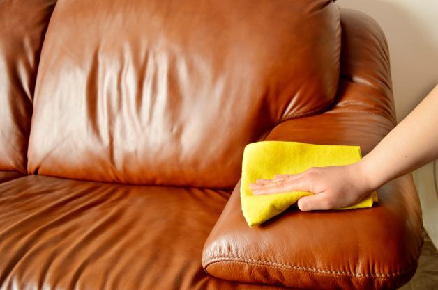 Das Ledersofa sollte regelmäßig von Staub- und Schmutzpartikeln befreit werden. Das Ledersofa sollte regelmäßig von Staub- und Schmutzpartikeln befreit werden.