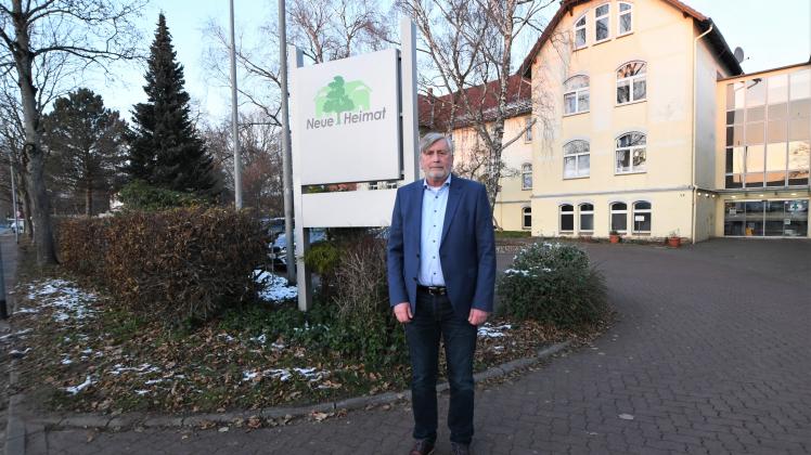 SPD-Ratsherr René Sartorius vor der Seniorenwohnanlage „Neue Heimat“ in Rendsburg. 