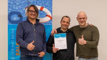 Ralph Bathmann, hier mit den Fachlehrkräften Steffen Brinkmann und Michael Henkel, hat die Ausbildung zum Fachangestellten für Bäderbetriebe als bundesweit Bester abgeschlossen.  