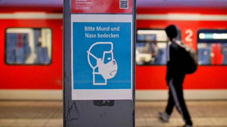 Ein Hinweisschild weist die Fahrgäste am Bahnhof Köln Deutz / Messe auf die wegen der Coronaschutzverordnung geltenden C