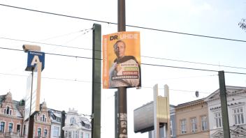 Plakate der OB-Wahl wie von Robert Uhde hängen noch im gesamten Stadtgebiet.