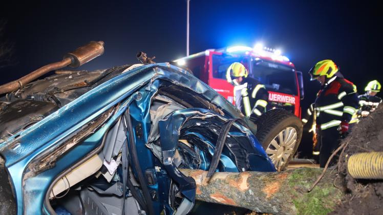 Der Pkw wurde komplett zerstört, die Fahrerin erlitt lebensgefährliche Verletzungen.