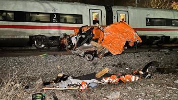 In dem komplett zerstörten Pkw befanden sich ersten Angaben nach keine Personen.