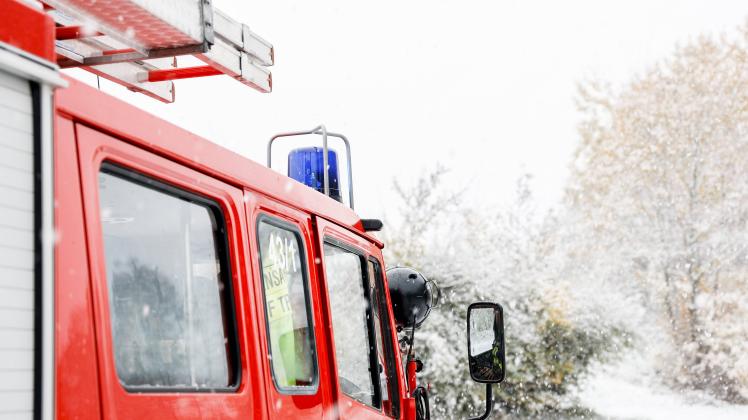Trosdorf, Deutschland 19. November 2022: Ein Einsatzfahrzeug der Feuerwehr, 112, mit Blaulicht im Winter bei Schneefall