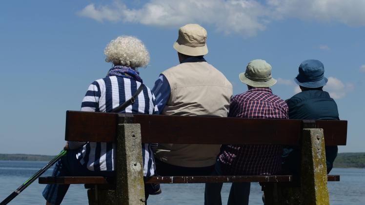 Rentner aeltere Menschen sitzen auf einer Bank am Ufer des Ammersee in Diessen Bayern aufgenomme