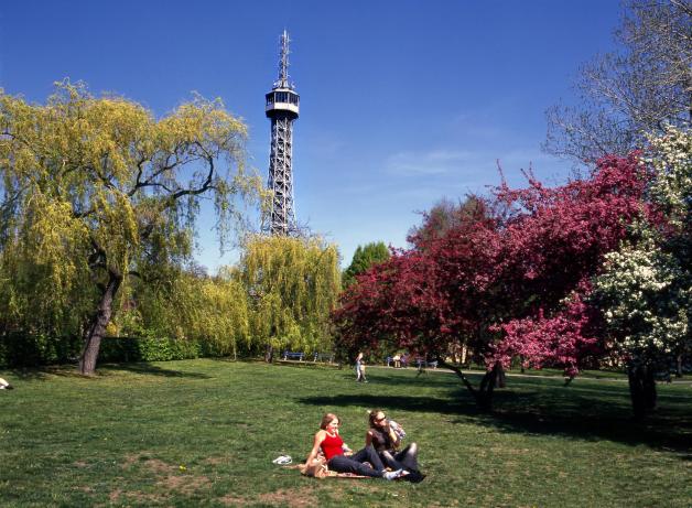 Der Aussichtsturm Petřín ist nach dem Pariser Vorbild entstanden. Der Aussichtsturm Petřín ist nach dem Pariser Vorbild entstanden.