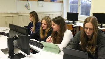 Diese vier Mädchen bilden derzeit das Redaktionsteam von „Unzensiert“ am Wittenburger Schulzentrum.