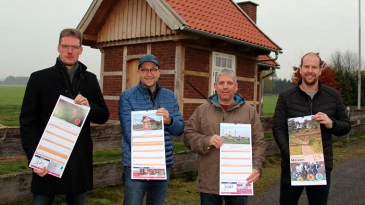 „Besonder(e)s in Merzen“ lautet der neue Kalender für das Kirchspiel Merzen, den eine Abordnung der Vorstandsmitglieder der Kolpingsfamilie am neuen Backhaus in Lechtrup präsentierten.


