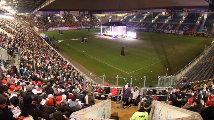 Das Weihnachtssingen 2019 im Rostocker Ostseestadion war ein Erfolg. Danach musste die Veranstaltung aufgrund von Corona allerdings zweimal ausfallen. Die Tickets aus 2021 behalten ihre Gültigkeit.
