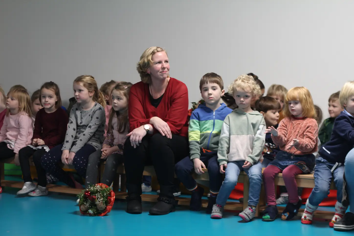Unter „ihren“ Kindern fühlt sich die Kita-Leiterin Astrid Möllerhaus sichtlich wohl. FOTO: CARSTEN VAN BEVERN