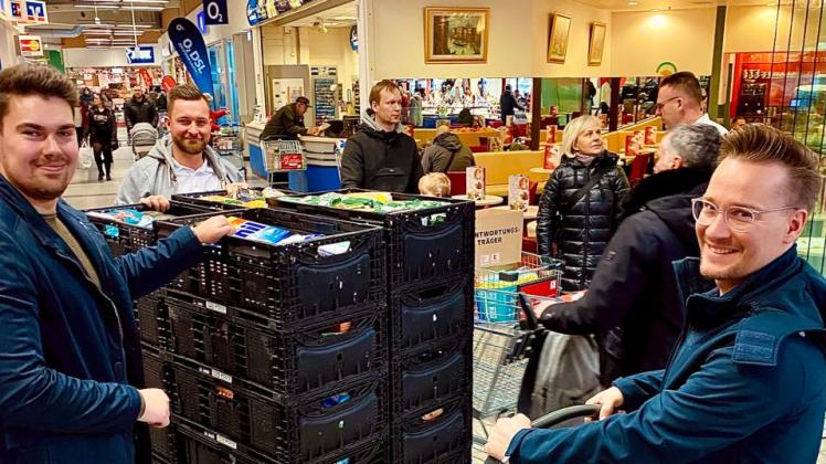 Die Rostocker Wirtschaftsjunioren Hannes Glatz, Christian Buhr und Andreas Szabo freuten sich über die Spendenbereitschaft der Kaufland-Kunden in Bentwisch. Die Spenden kommen der Tafel zugute.   