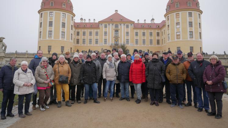 Die Reisegruppe vor dem Märchenschloss Moritzburg.