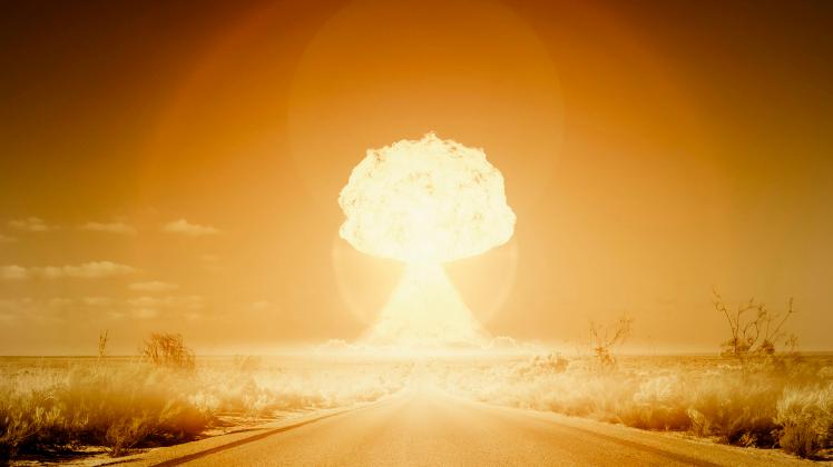 Explosion einer Atombombe am Ende einer langen Strasse, composing nuclear mushroom at the end of the road, composing BLW