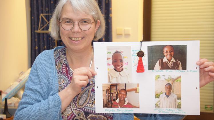 Ein Herzensprojekt: Silke Nissen mit den Fotos ihrer Patenkinder in Kenia.