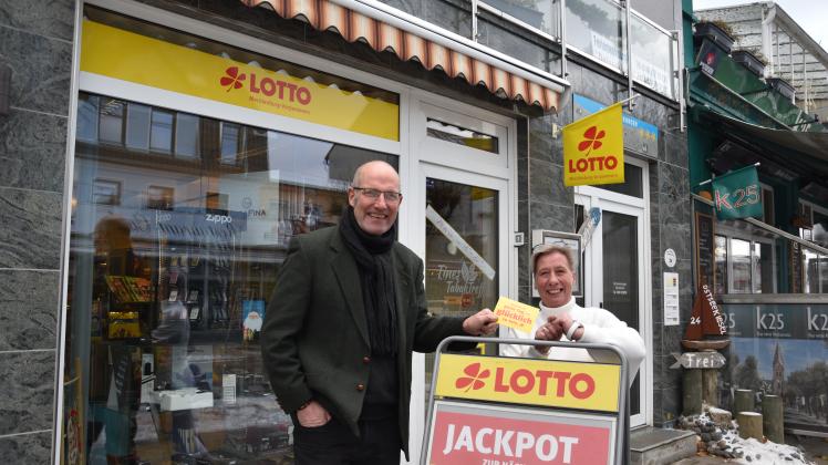 Ait Stapelfeld, Geschäftsführer von Lotto und Toto, überreicht Tine Dettmann vom TabakTeff symbolisch die Postkarte mit dem Aufdruck „Heute ist ein Tag um glücklich zu sein.“