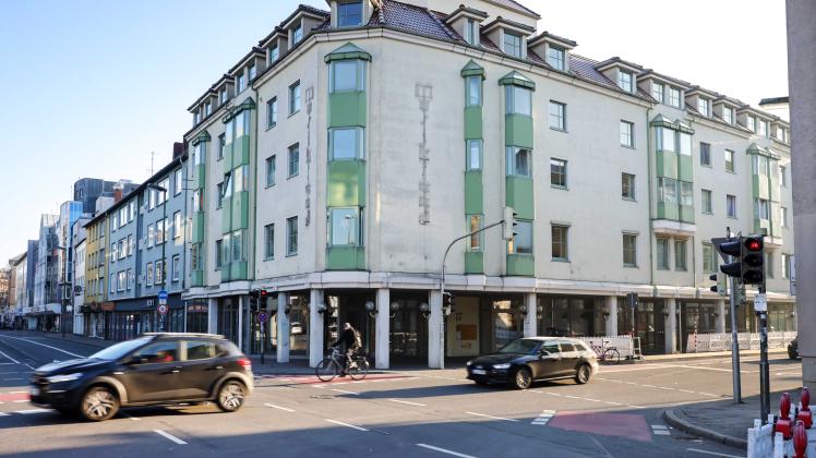 *Osnabrück:* #das_tut_sich Das ehemalige Rohlfinghaus am Neumarkt wird in drei Geschäftsräume aufgeteilt. 13.12.2022