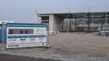 Das Aussehen der neuen Lagerhalle der Firma Unicorn Event, die an der Werthmannstraße in Papenburg entsteht, ist bereits zu erahnen. 