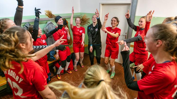 Warm Up vor dem Spiel - auch wenn es oft nicht läuft, die Damenmannschaft des SV Adelby lässt sich den Spaß nicht nehmen - 06.12.2022 - Foto Marcus Dewanger