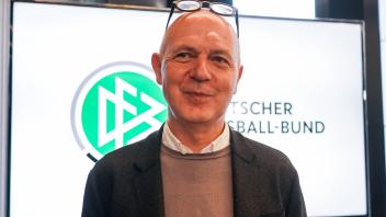 DFB-Präsident Bernd Neuendorf - Frankfurt 13.12.2022: Pressekonferenz des DFB-Präsidenten *** DFB President Bernd Neuend