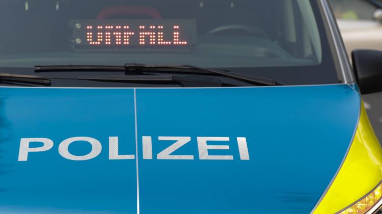 Symbolbild Polizei Ein Streifenwagen der Landespolizei NRW hat das Blaulicht eingeschaltet, in der Frontanzeige erschei