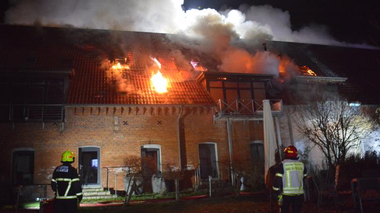Flammen schlagen aus dem Dach über dem Café „Gutshofscheune“ in Bad Oldesloe Neufresenburg