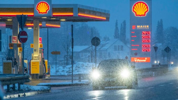 Shell-Tankstelle in Keferloh bei München, Autos abends bei Schneefall auf der B 471 unterwegs, 2. April 2022 DEU, Deutsc