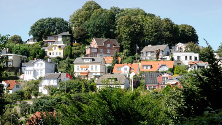 Residential houses at Suellberg Hill, Blankenese, Hamburg, Germany., model released, , property released, , 33373506.jpg