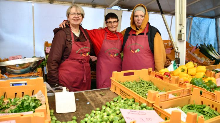 Am 31. Dezember ist der Stand vom Gemüsehof Hühnerland zum letzten Mal auf dem Eckernförder Wochenmarkt. Jutta Petersen (Mitte) und ihre Mitarbeiterinnen Inis Montag (links) und Stefanie-Janina „Stoffel“ Ehlert danken allen Kunden für ihre Treue.