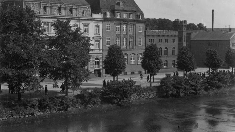 Auf der Aufnahme von 1898 sind von links nach rechts zu sehen: hinter den Bäumen das legendäre „Green’s Hotel“, das sogenannte „Westbankhaus“, die ehemalige Feuerwache mit Schlauchturm an der Ecke Jungfernstieg/Holstenstrasse sowie die „Sahr’sche Mühle“ am Standort der heutigen Postbank. 