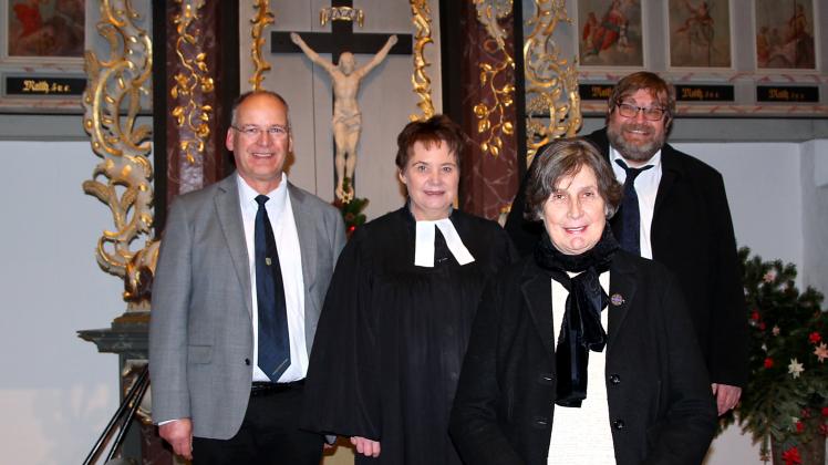 Marlen Jürgensen (im Vordergrund) mit Pastor Arne Gerundt, Pastorin Simone Liepolt und Propst Helgo Jacobs (dahinter von links).
