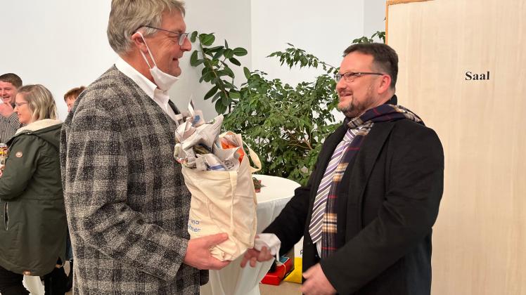 Nach 25 Jahren verabschiedet sich Dietrich Döring (l.) als Geschäftsführer vom DRK Kreisverband Prignitz. Im Beisammensein einiger Gäste lässt er am Mittwoch seine Zeit Revue passieren.