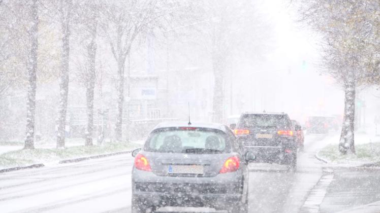 Für Autofahrer in Flensburg ist beim derzeitigen Schneefall jede Menge Vorsicht gefragt.