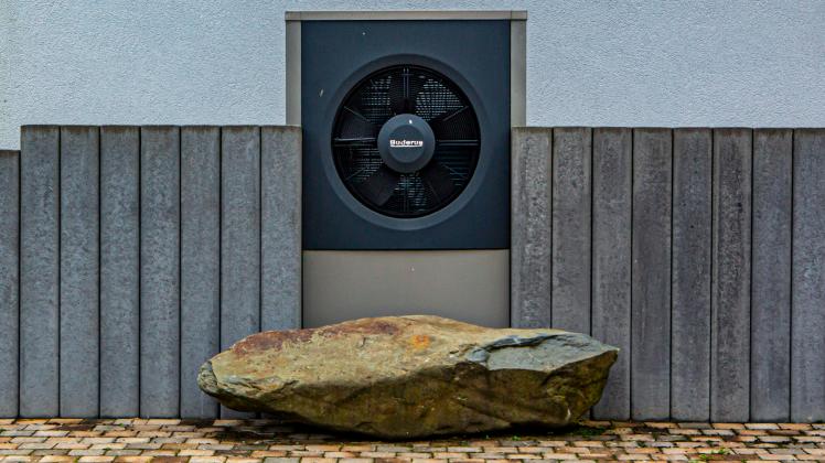 Wärmepumpe vor einem Haus in der Nähe von Monschau ( Städteregio Aachen NRW ). Wärmepumpe *** Heat pump in front of a ho