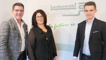 Bernd Laskowski mit Frau Claudia und Sohn Max blicken stolz auf 50 Jahre Unternehmensgeschichte zurück und schlagen mit erneuerbaren Energien für die kommenden Jahre ein neues Kapitel auf.