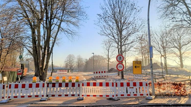 Der Zugang von der Teichstraße zum Kanal in Höhe der Meckerbrücke ist zurzeit gesperrt. Bei milderer Witterung sollen die Arbeiten abgeschlossen und die Sperrung aufgehoben werden.