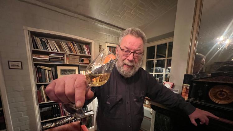 So prüft man die Farbe des edlen Getränks, zugleich erkennt Rainer Koch auch mögliche Trübungen und Schlieren im Whiskey. Ein sauberes Glas ist natürlich Voraussetzung.