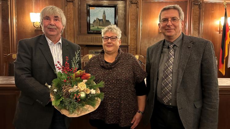Der Stadtverordnetenvorsitzende Karsten Korup (l.) und Bürgermeister Oliver Hermann bedankten sich bei Renate Klickow für ihr langjähriges Engagement.