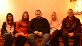 Teils mit ihrer Familie sind Anfang des Jahres die Ukrainer Khrystyna Bordun (von links), Khrystyna Iliuk, Ruslan Iliuk, Oksana Morozkova und Paliko Sordiia.