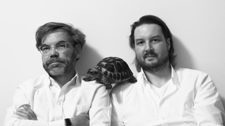 Präsentieren die neue Fotoausstellung in der Rostocker Kunsthalle mit Schildkröte: Schriftsteller David Wagner (l.) und Fotograf Ingo van Aaren.
