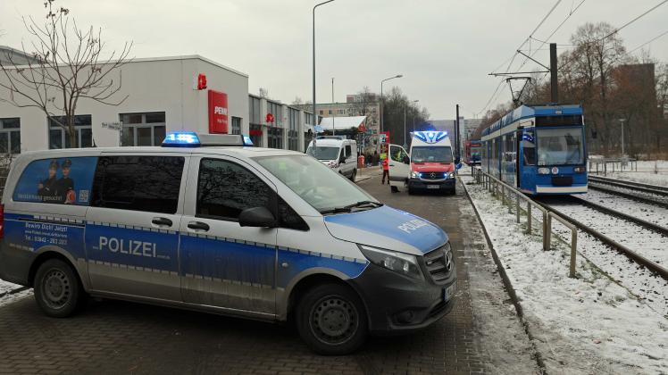 Horror-Unfall mit Straßenbahn in Rostock: Rentnerin beim Überqueren der Gleise von Tram erfasst und getötet