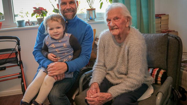 Carsten Delle mit Tochter Mathilda und Oma Erna, die 100 Jahre trennen.